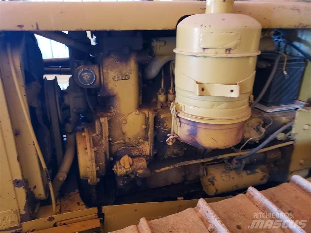 CAT D4 vamzdžių klotuvų buldozeriai