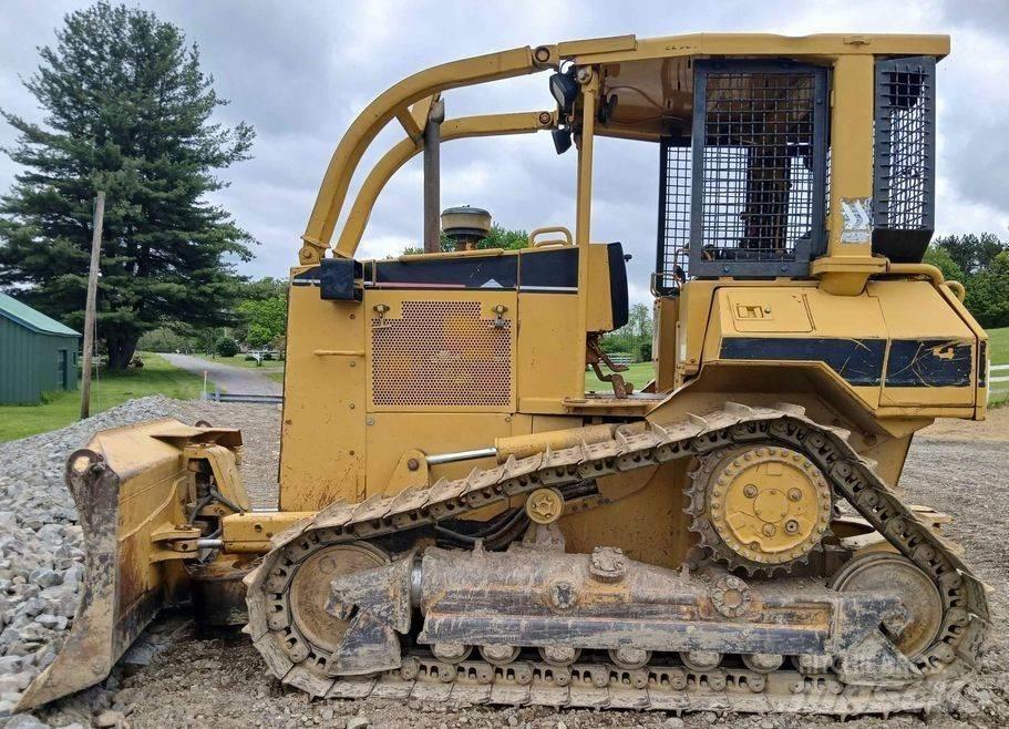 CAT D5M Vikšriniai buldozeriai