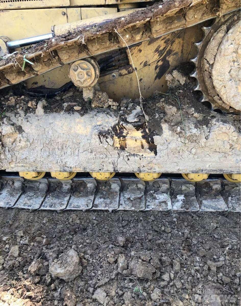CAT D5M Vikšriniai buldozeriai