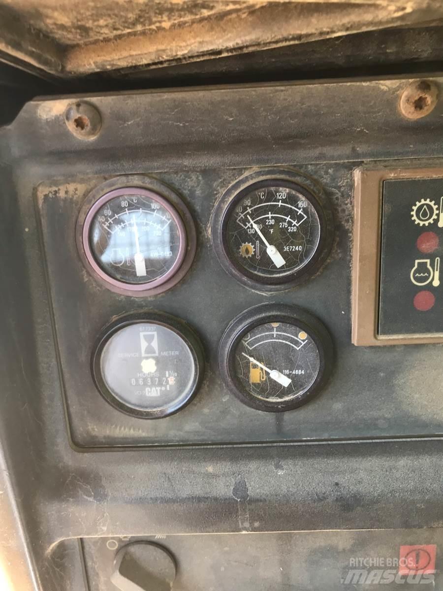 CAT D5M Vikšriniai buldozeriai