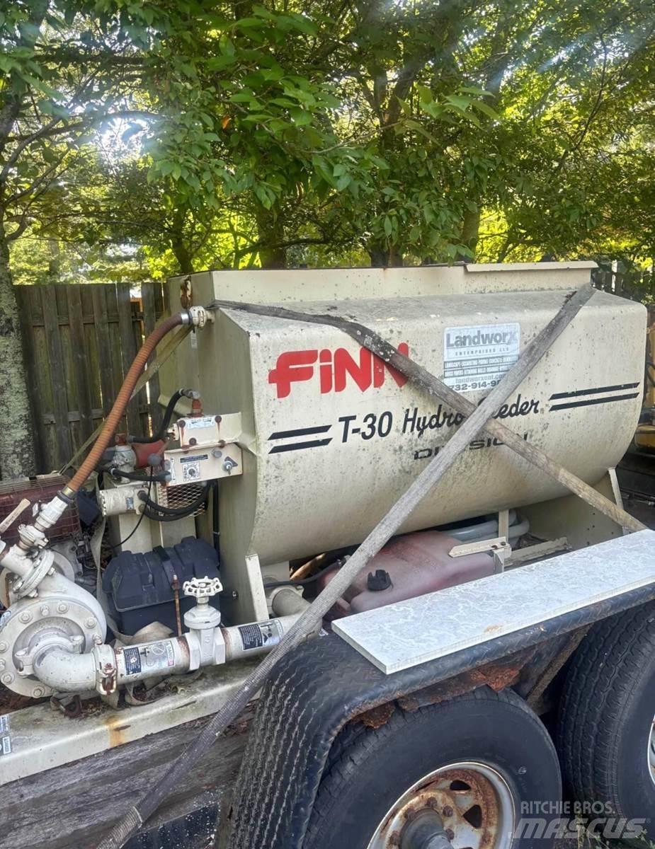 Finn T30 Priėmimo bunkeriai, pūtimo įrenginiai ir keltuvai