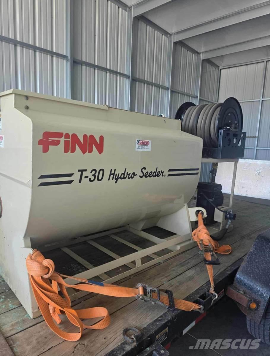 Finn T30 Priėmimo bunkeriai, pūtimo įrenginiai ir keltuvai