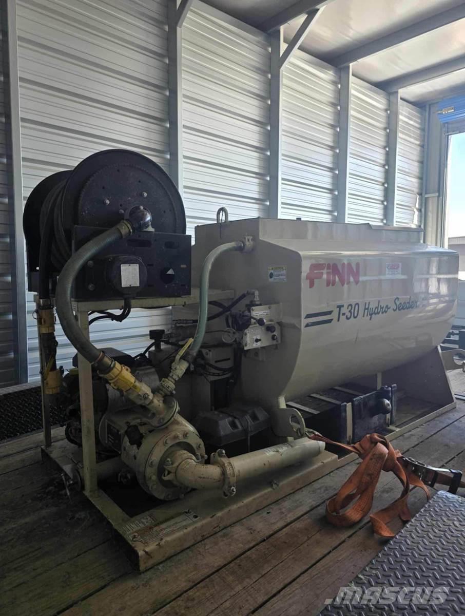 Finn T30 Priėmimo bunkeriai, pūtimo įrenginiai ir keltuvai