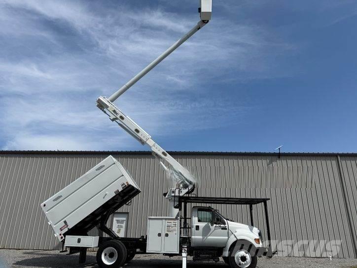 Ford F-750 Ant vilkikų montuojamos kėlimo platformos