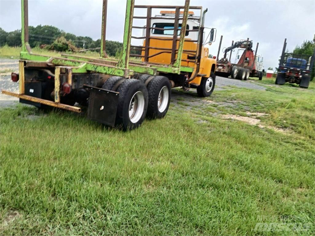 Ford L8000 Miškovežių vilkikai