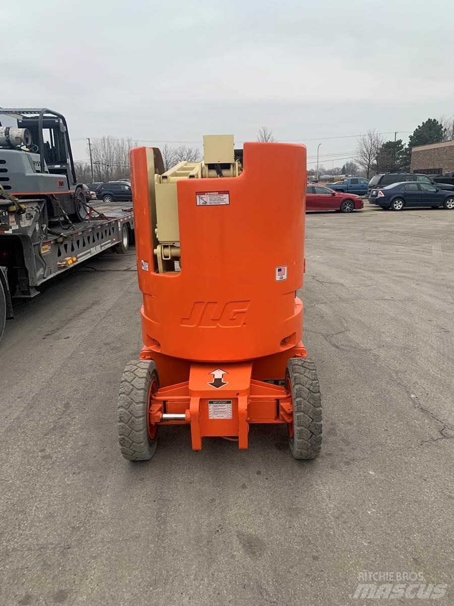 JLG E300AJ Vertikalūs stiebiniai keltuvai