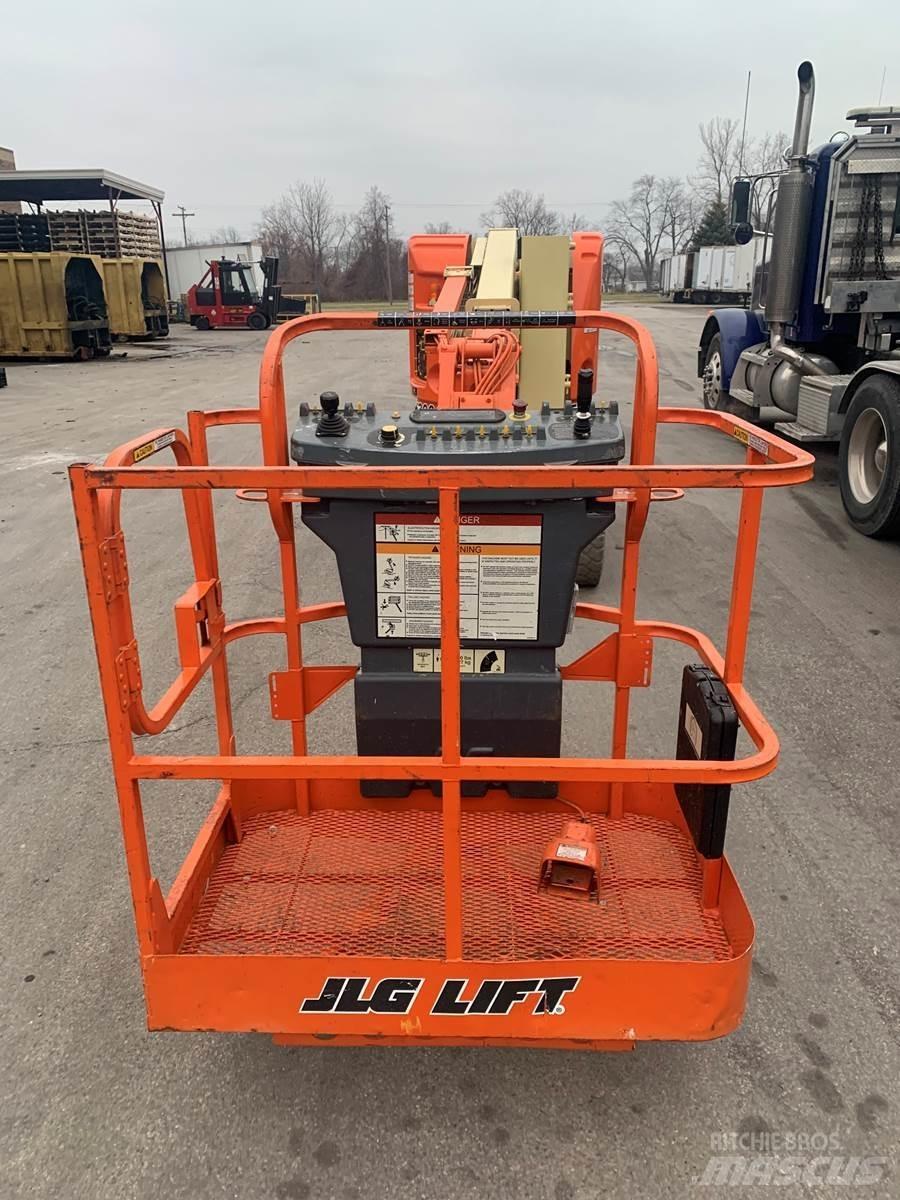 JLG E300AJ Vertikalūs stiebiniai keltuvai