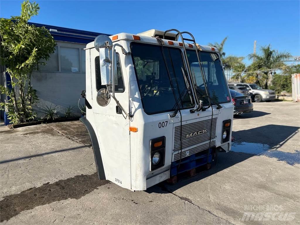 Mack LE613 Transportas - Kita