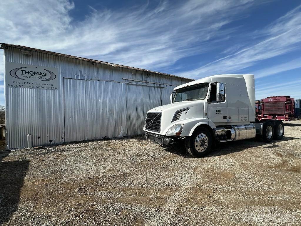 Volvo VNL Pagalbos kelyje automobiliai