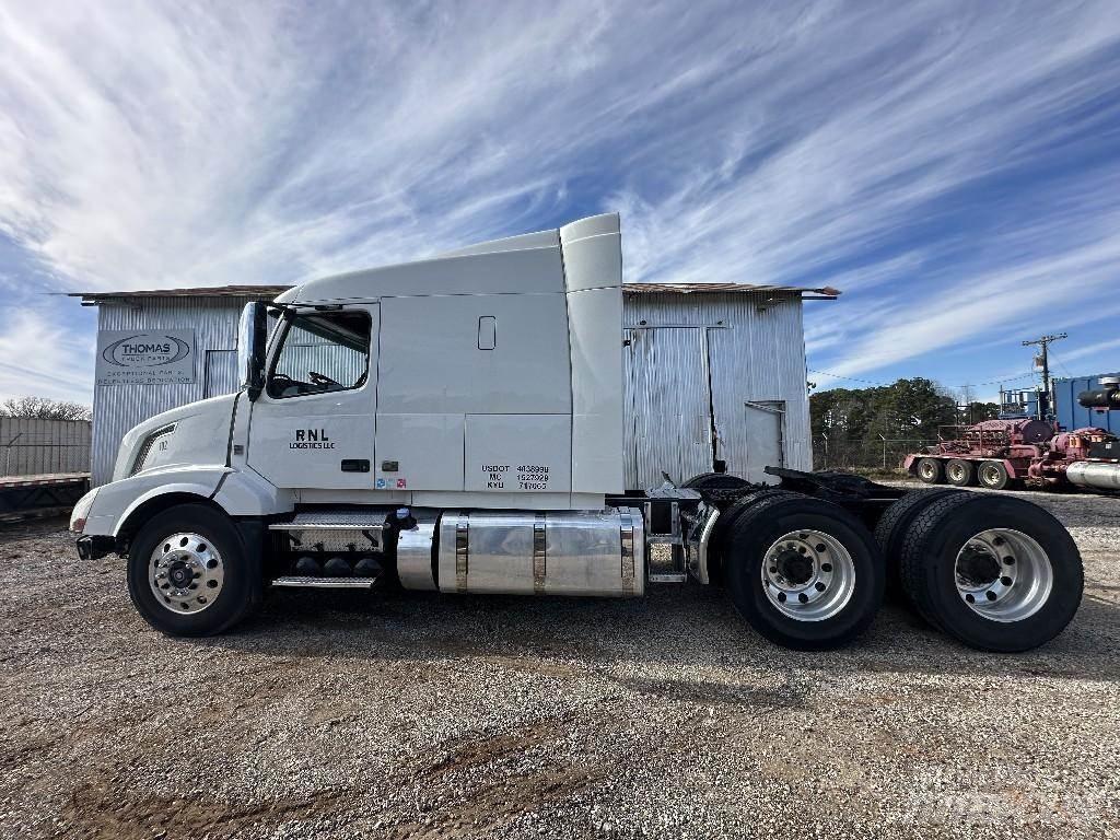 Volvo VNL Pagalbos kelyje automobiliai