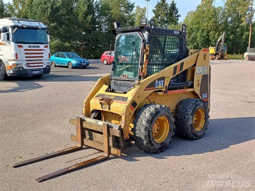 CAT 246 Krautuvai su šoniniu pasukimu