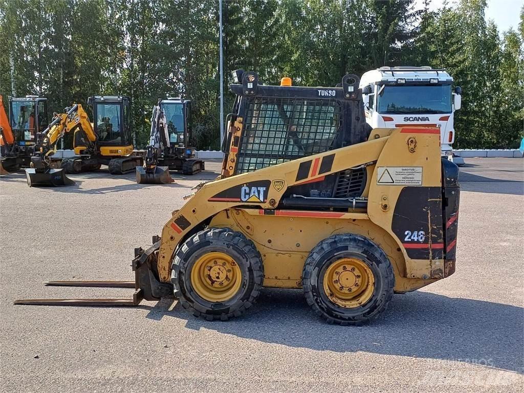 CAT 246 Krautuvai su šoniniu pasukimu