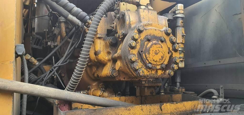Komatsu PC300-3 Vikšriniai ekskavatoriai