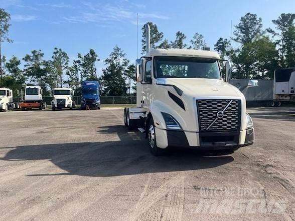 Volvo VNL64T300 Naudoti vilkikai