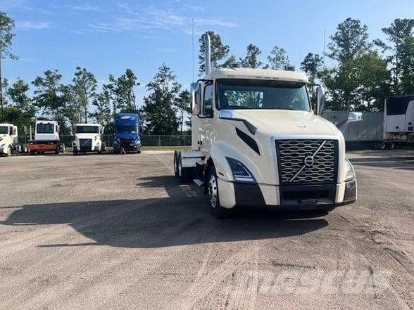 Volvo VNL64T300 Naudoti vilkikai