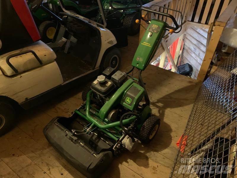 John Deere 220 Sodo traktoriukai-vejapjovės