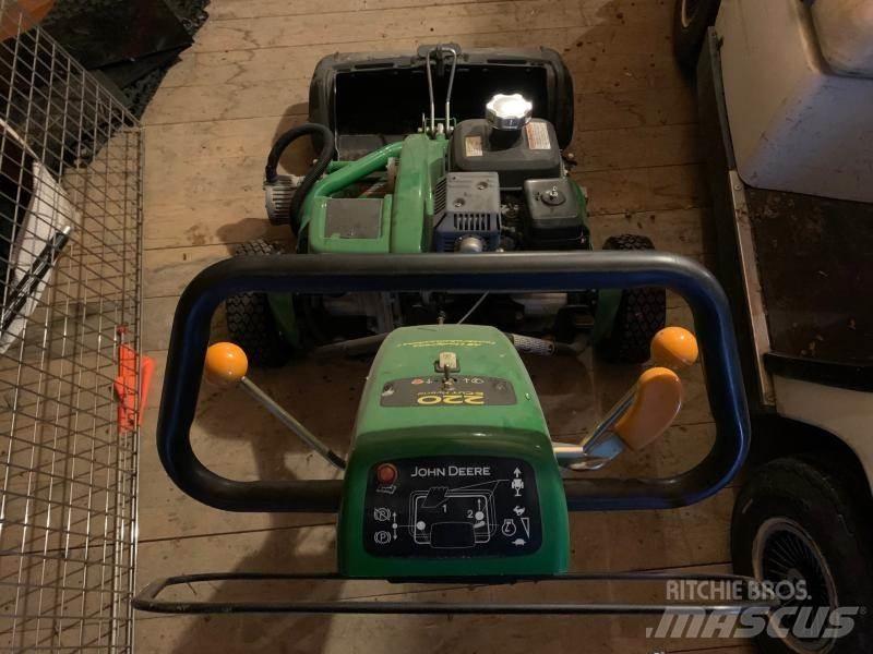 John Deere 220 Sodo traktoriukai-vejapjovės