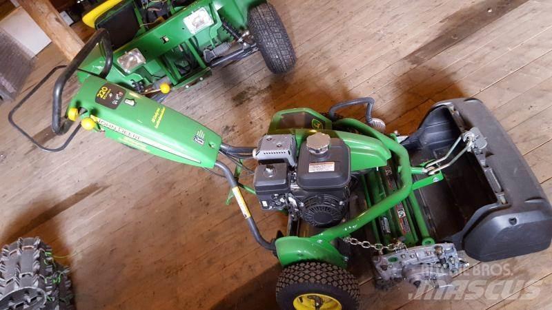 John Deere 220 Sodo traktoriukai-vejapjovės