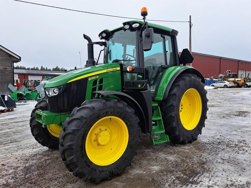 John Deere 6090M Traktoriai