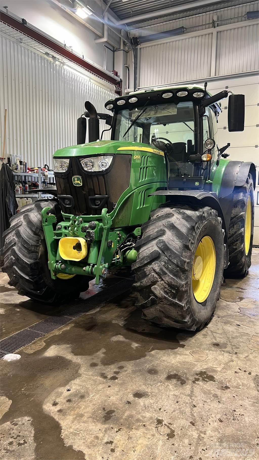 John Deere 6215R Traktoriai