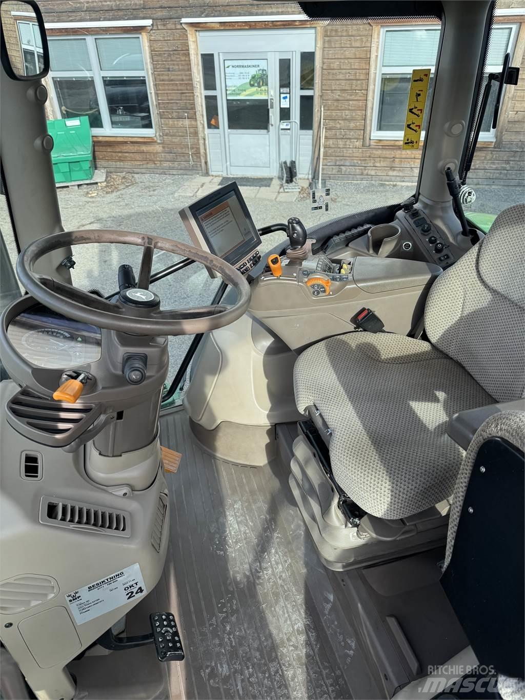 John Deere 6215R Traktoriai