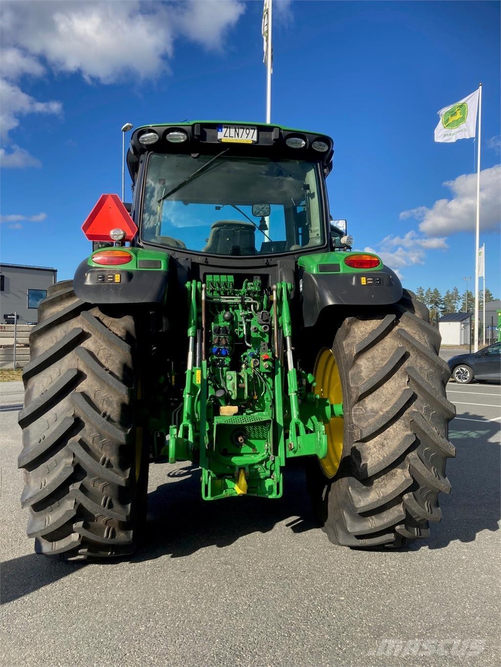 John Deere 6215R Traktoriai