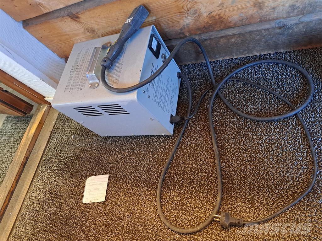 John Deere TE Gator Sodo traktoriukai-vejapjovės