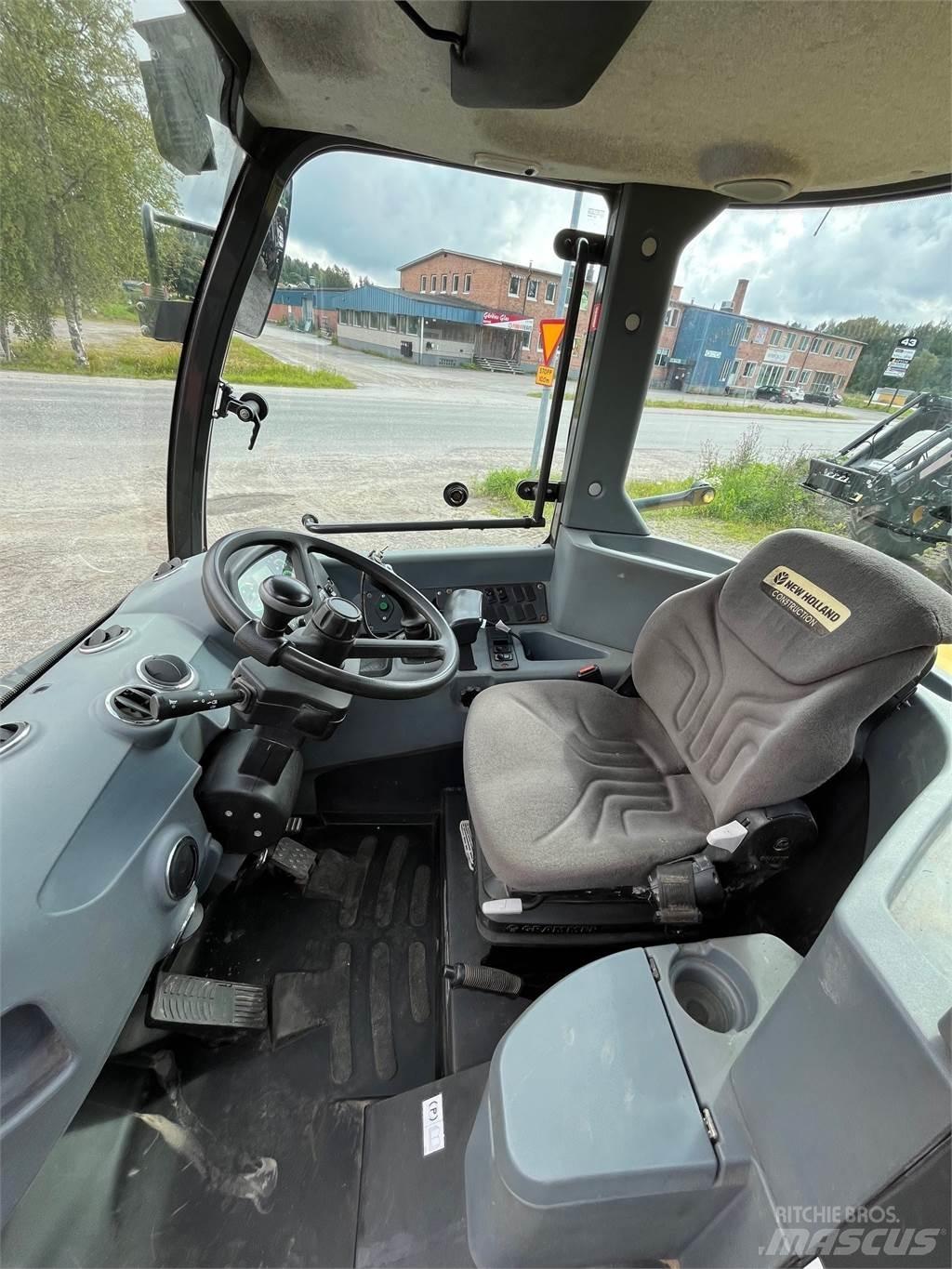New Holland W70C Naudoti ratiniai krautuvai