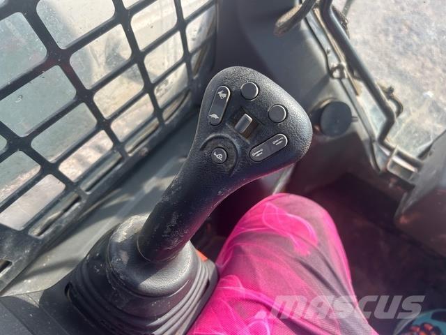 Bobcat T76 Krautuvai su šoniniu pasukimu