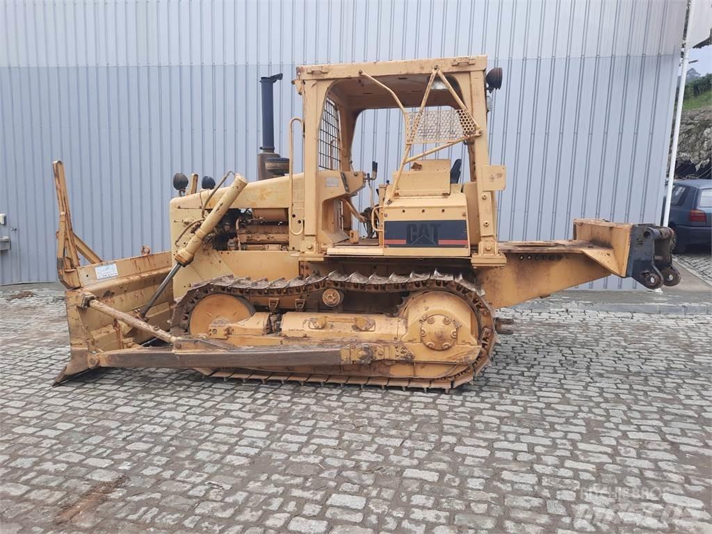 CAT D4E vamzdžių klotuvų buldozeriai