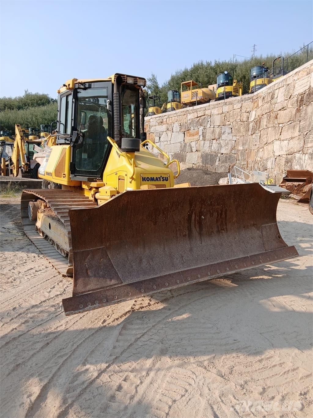 Komatsu D51PXI-22 vamzdžių klotuvų buldozeriai