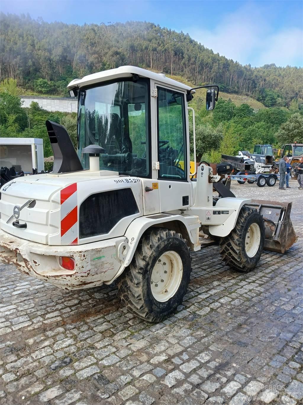 Volvo L30G Statyba - Kita