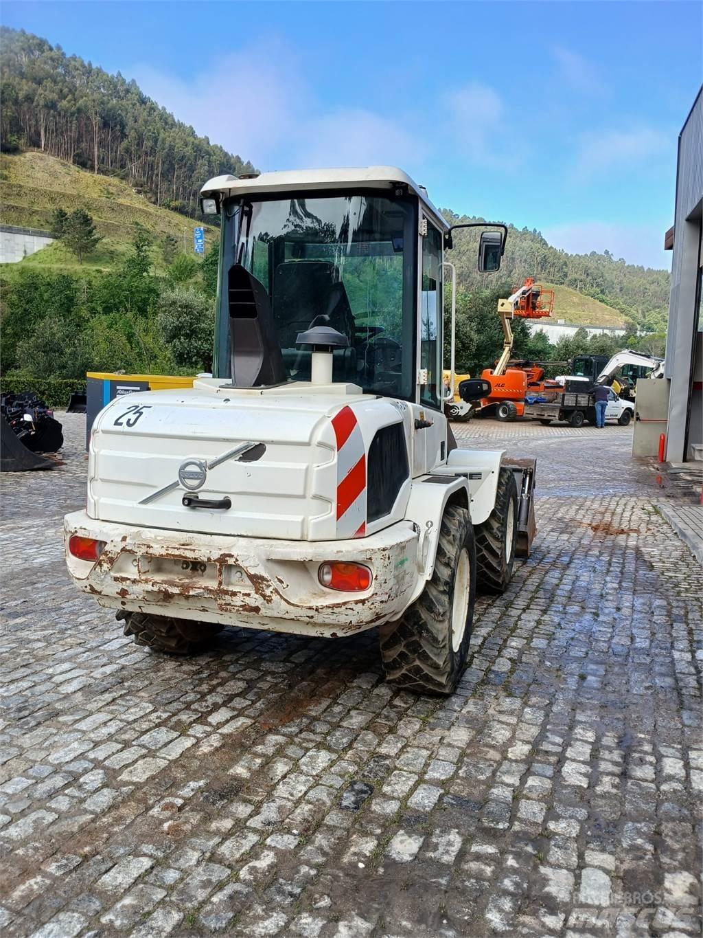 Volvo L30G Statyba - Kita