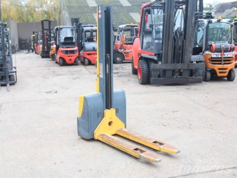 Jungheinrich EMC110 Rankiniai padėklų rietuvai