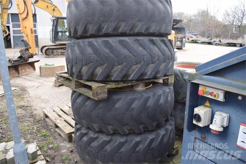 JCB 4 CX Padangos, ratai ir ratlankiai