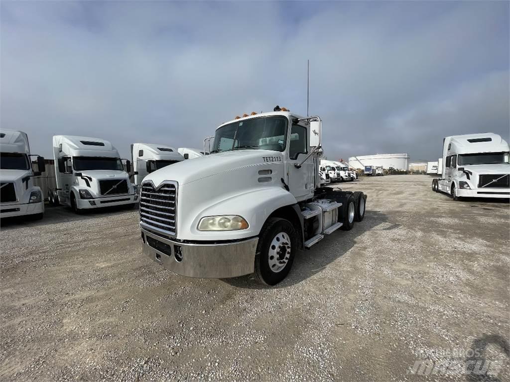 Mack CXU613 Naudoti vilkikai