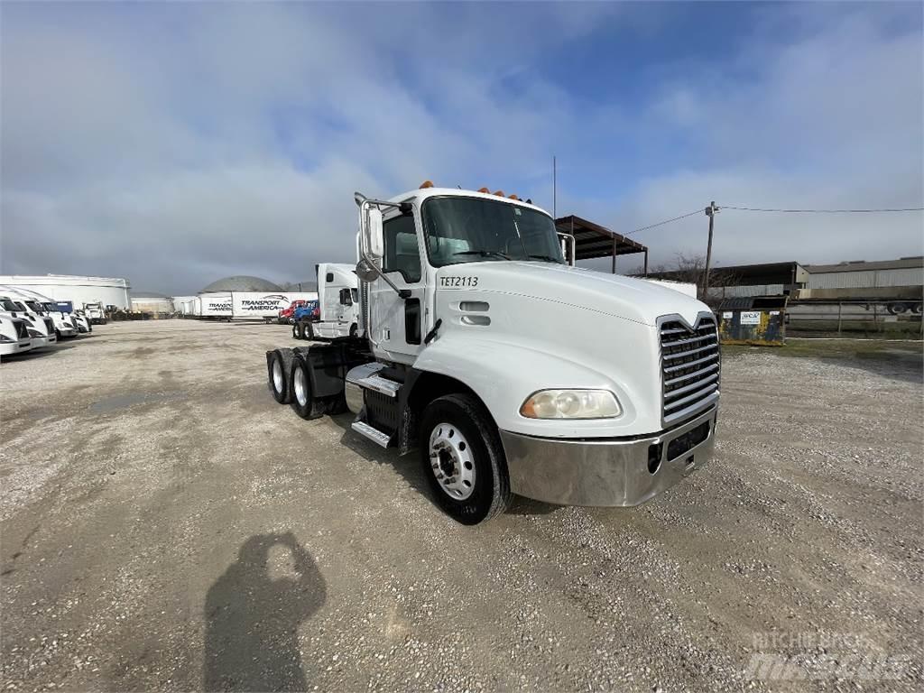 Mack CXU613 Naudoti vilkikai