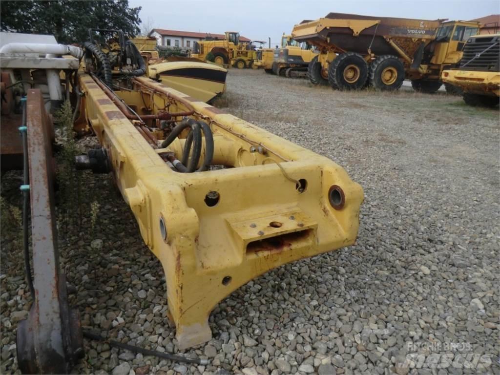 CAT 323D Važiuoklė ir suspensija
