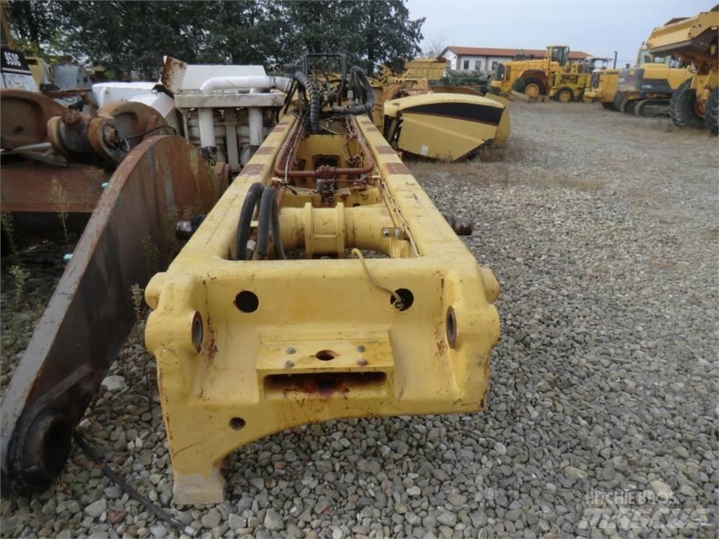 CAT 323D Važiuoklė ir suspensija