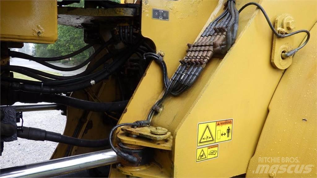 CAT 972M XE Vikšriniai ekskavatoriai