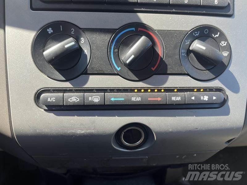 Ford Expedition Lengvieji automobiliai