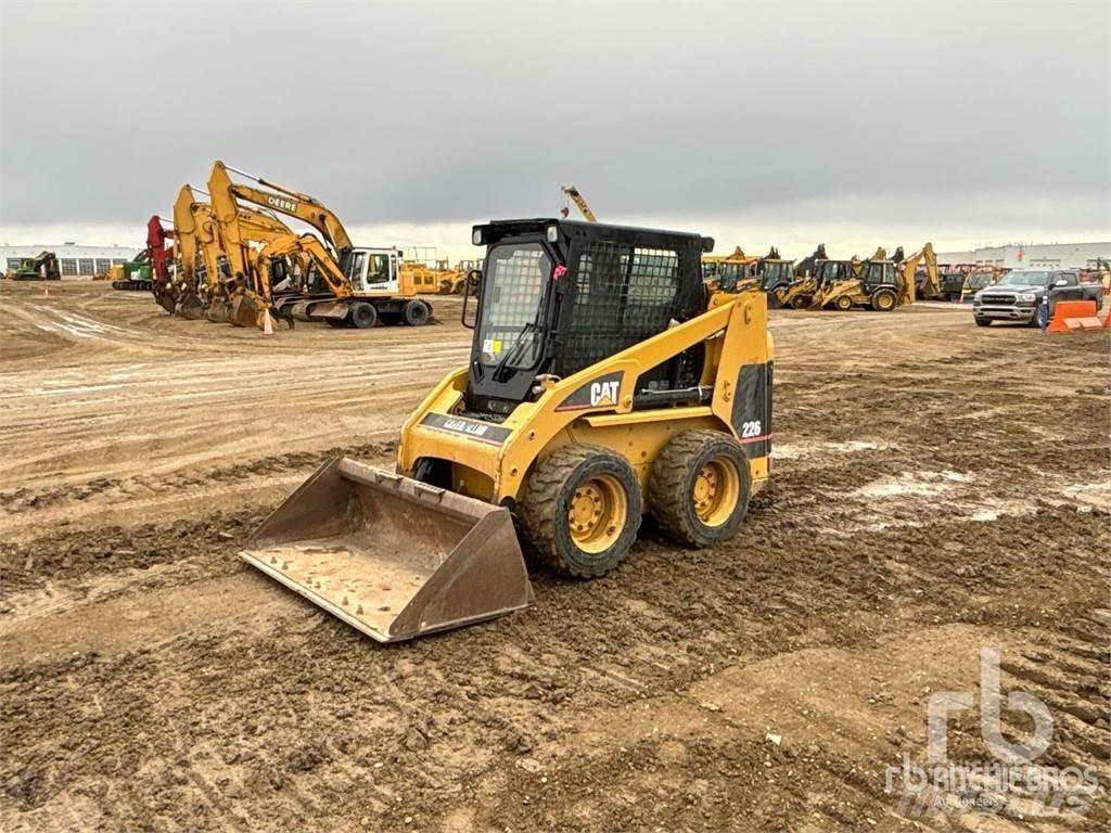 CAT 226 Krautuvai su šoniniu pasukimu