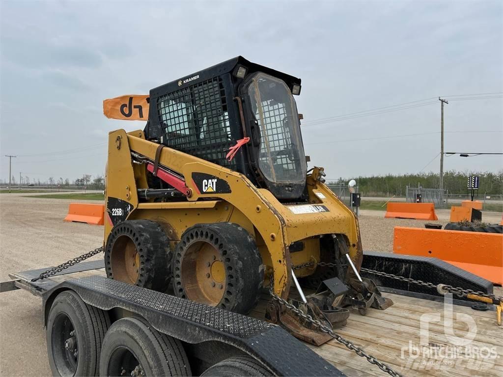 CAT 226B3 Krautuvai su šoniniu pasukimu