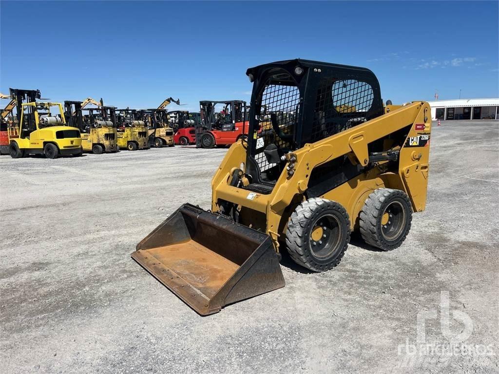 CAT 226D Krautuvai su šoniniu pasukimu