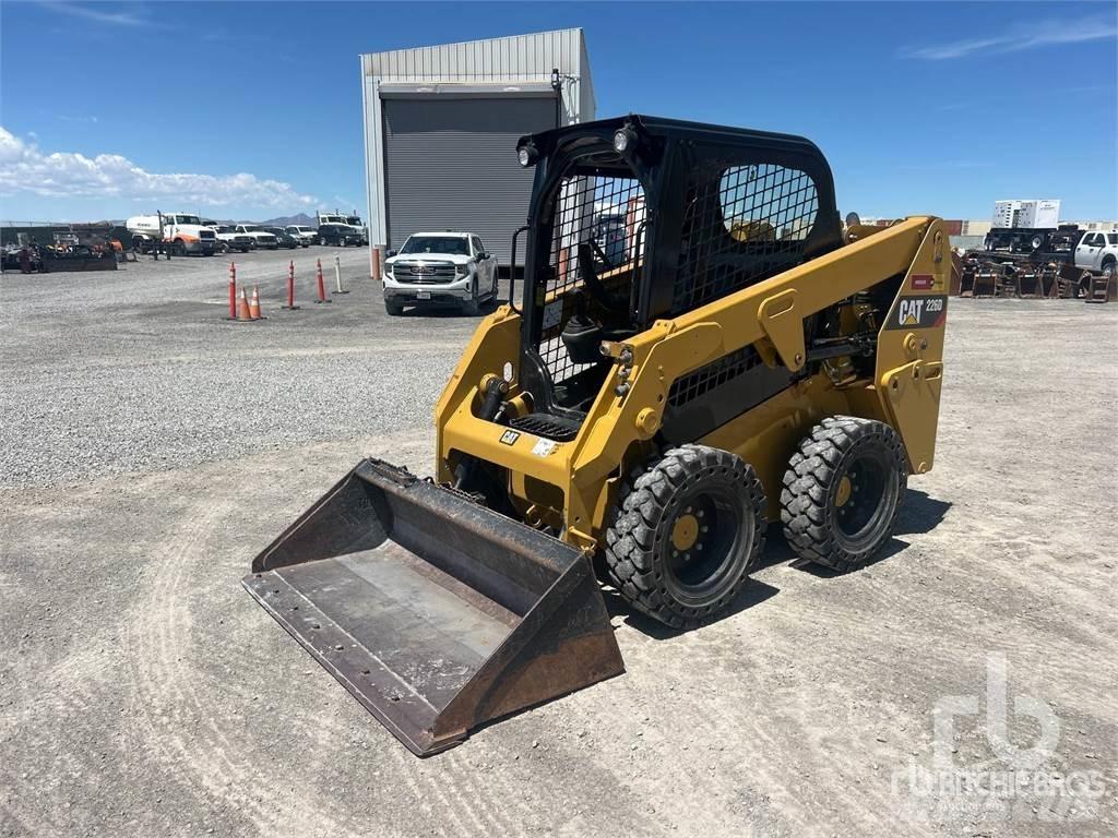 CAT 226D Krautuvai su šoniniu pasukimu