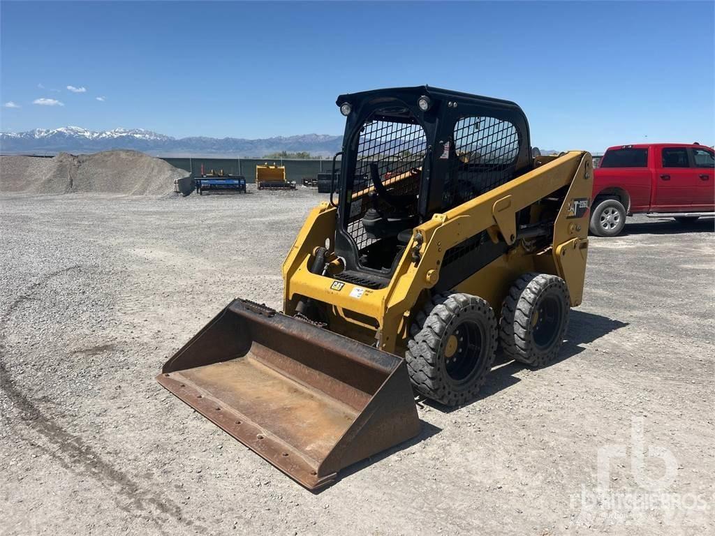 CAT 226D Krautuvai su šoniniu pasukimu