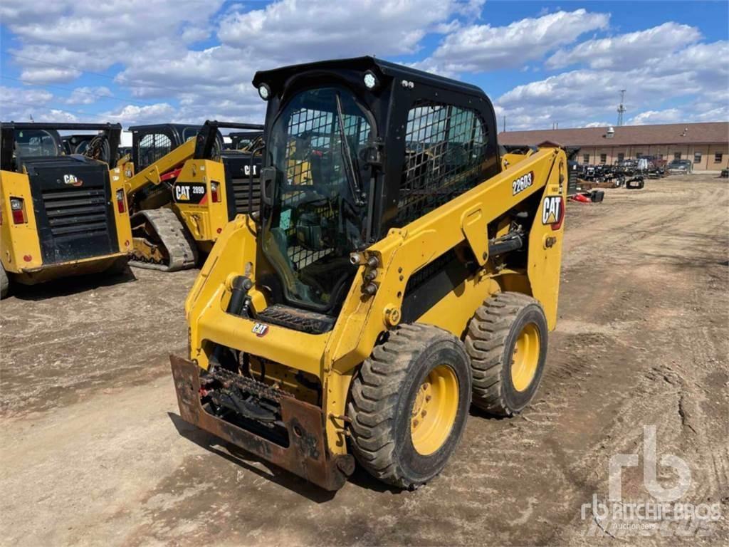 CAT 226D3 Krautuvai su šoniniu pasukimu