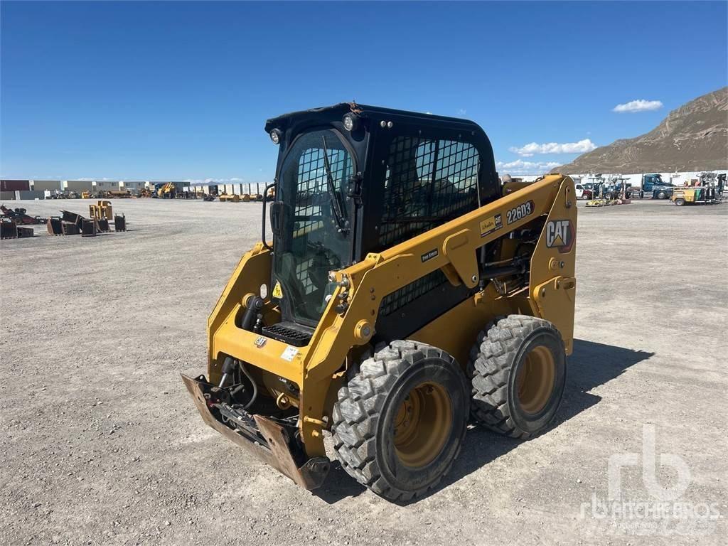 CAT 226D3 Krautuvai su šoniniu pasukimu