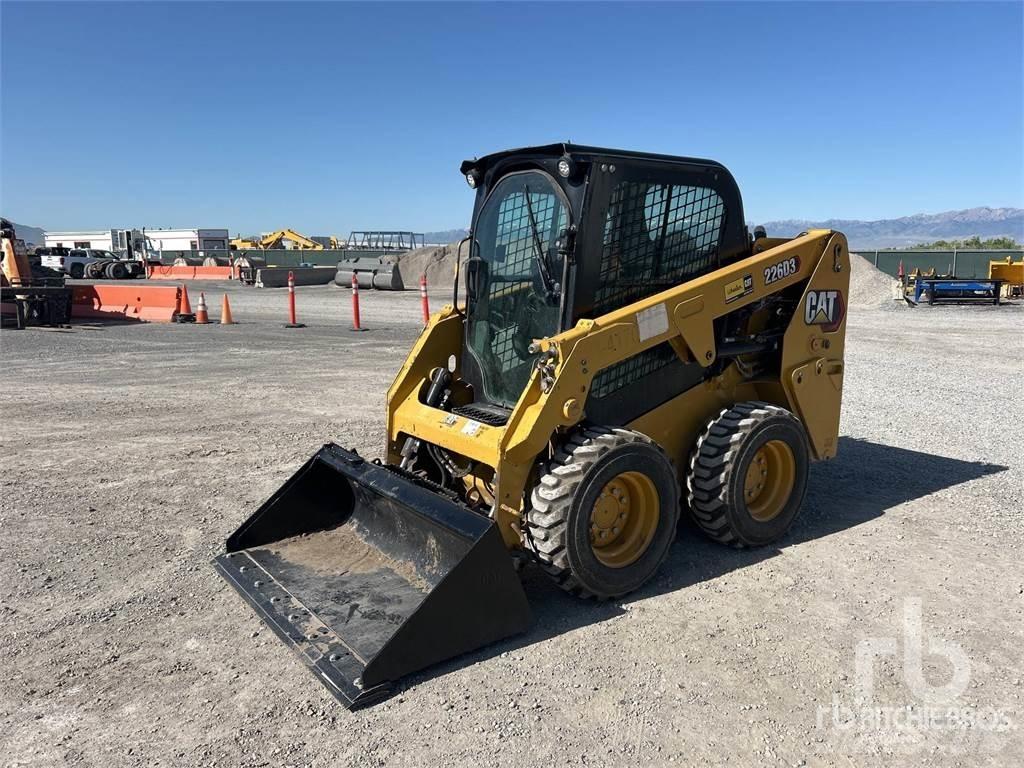 CAT 226D3 Krautuvai su šoniniu pasukimu