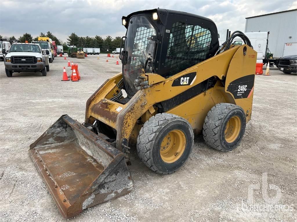 CAT 246C Krautuvai su šoniniu pasukimu